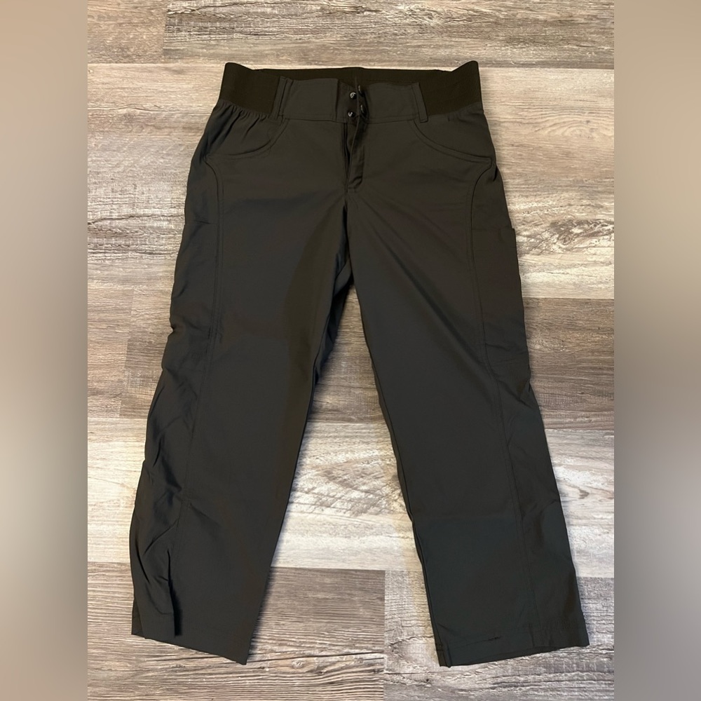 Title Nine Clamber Capris Size 6 Olive Like New!!!